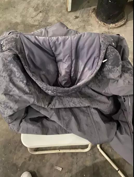 外衣被雨雪打湿,心里却满是干劲